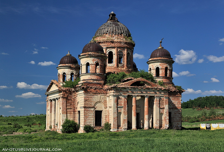 abandoned-church-pyatino-russia-3.jpg