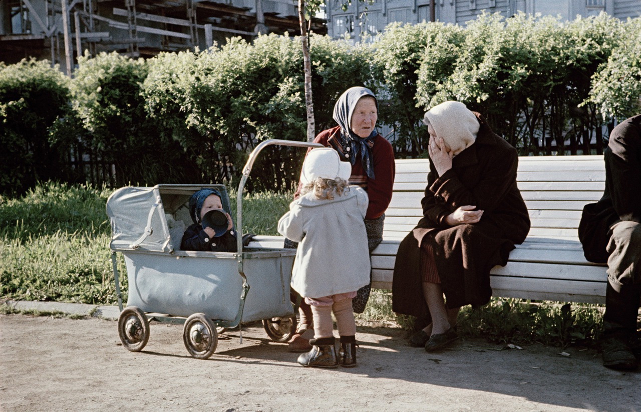 Color photos of Soviet people in the 1950s · Russia Travel ...