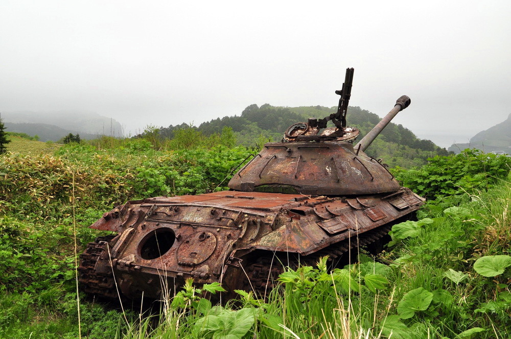 abandoned-tanks-shikotan-island-sakhalin-russia-9.jpg