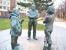 Sculpture of talking townspeople in Yekaterinburg