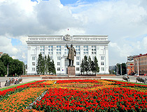 Monument to Lenin in front of the administration of Kemerovo Oblast