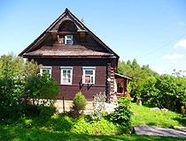 Wooden village house in Leningrad Oblast