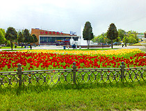 Tulips and a fountain in front of the concert hall Moskva in Ryazan