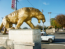 Sculptures of Caucasian leopards on Olginsky (Chugunnyy) Bridge in Vladikavkaz