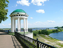 Rotunda on the Volga embankment in Yaroslavl