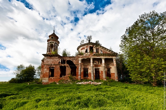 Abandoned Znamenskaya church, Russia view 1