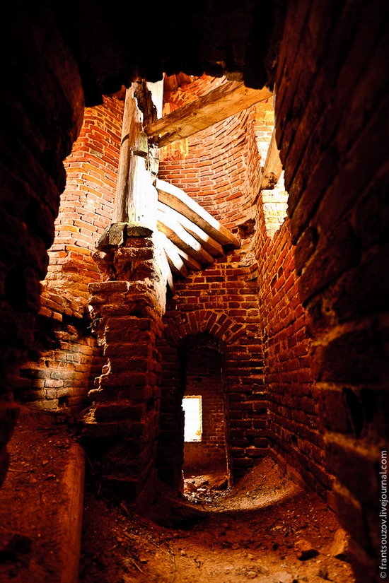 Abandoned Znamenskaya church, Russia view 10