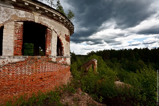 Abandoned Znamenskaya church, Russia view 11