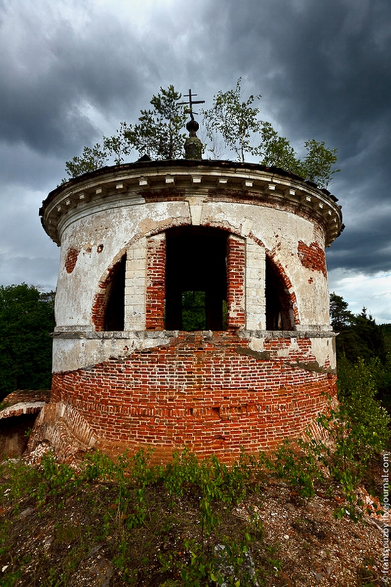 Abandoned Znamenskaya church, Russia view 13