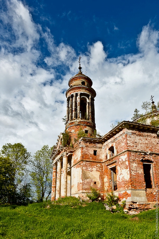 Abandoned Znamenskaya church, Russia view 4