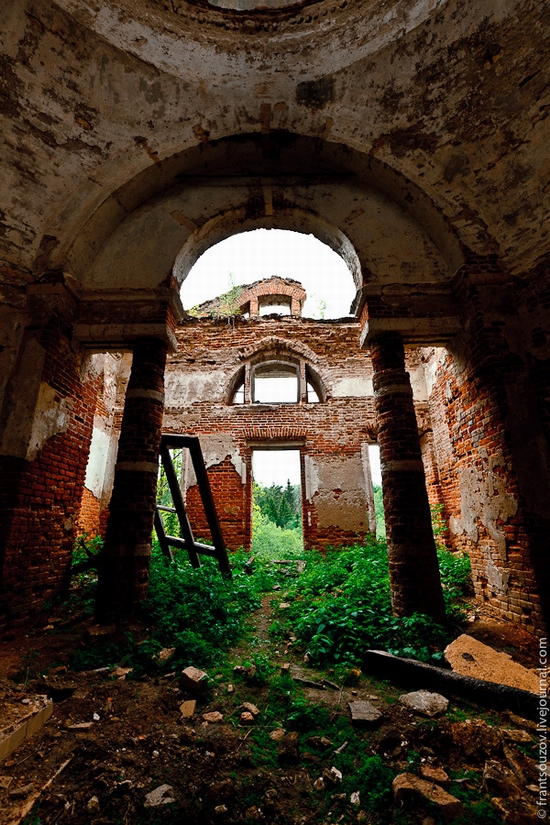 Abandoned Znamenskaya church, Russia view 5