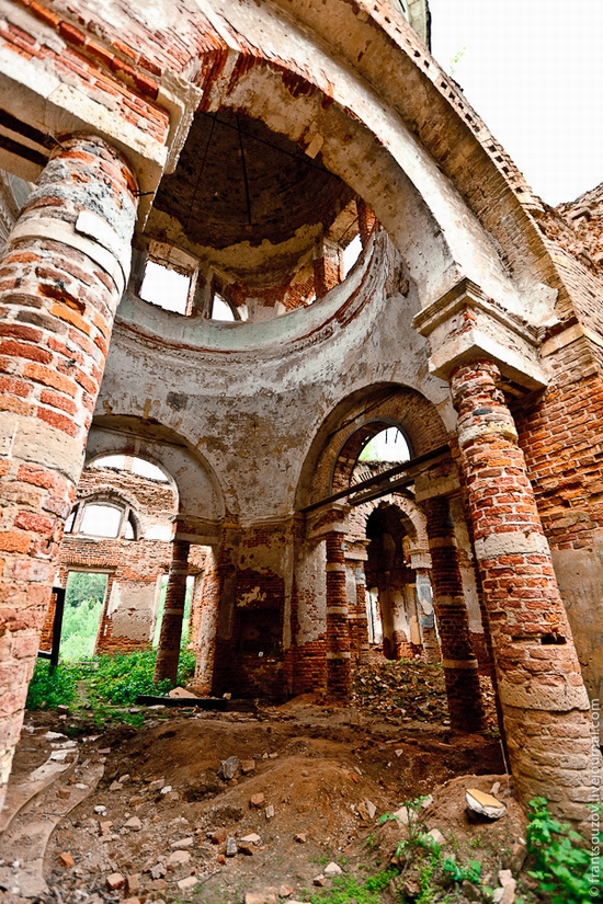 Abandoned Znamenskaya church, Russia view 6