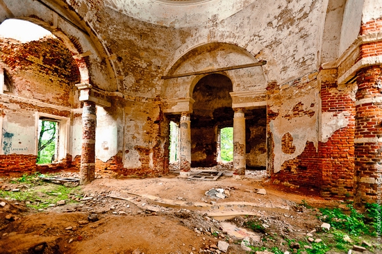 Abandoned Znamenskaya church, Russia view 7