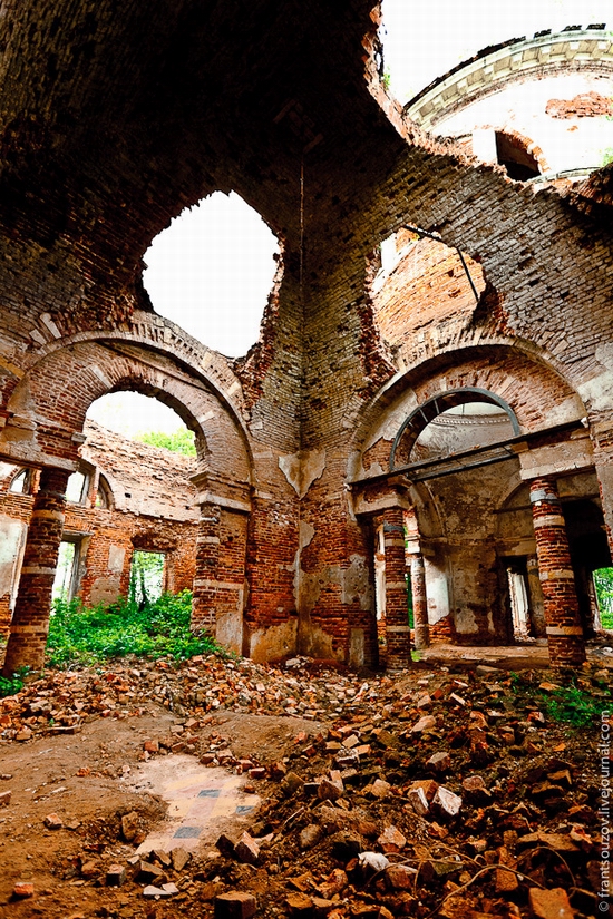 Abandoned Znamenskaya church, Russia view 8