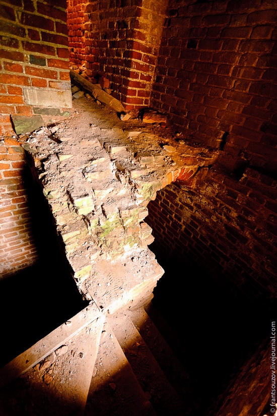 Abandoned Znamenskaya church, Russia view 9