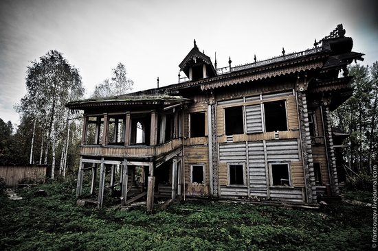 Wooden house, Ostashevo, Kostroma oblast, Russia view 3