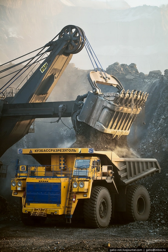 BelAZ 75600 - biggest truck in the former USSR view 14