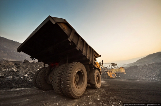 BelAZ 75600 - biggest truck in the former USSR view 2