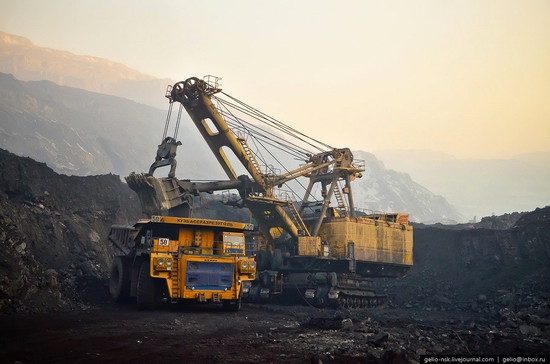 BelAZ 75600 - biggest truck in the former USSR view 5