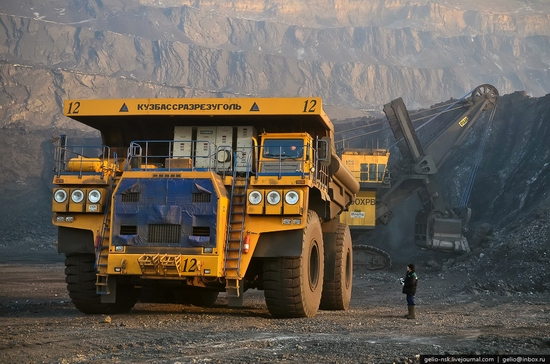 BelAZ 75600 - biggest truck in the former USSR view 6