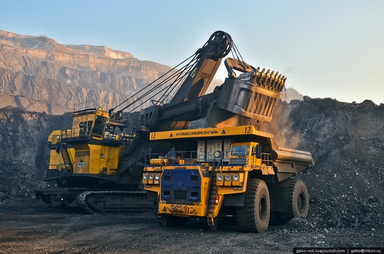 BelAZ 75600 - biggest truck in the former USSR view 7