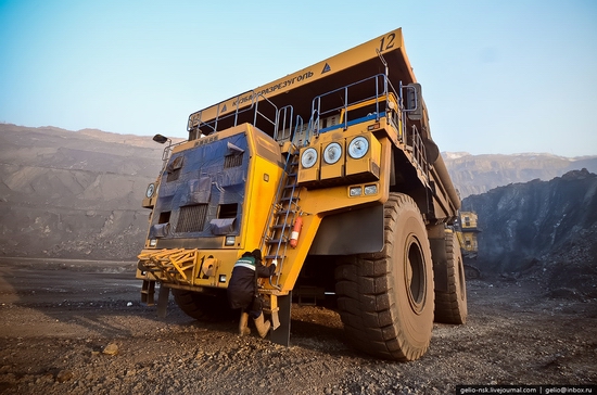 BelAZ 75600 - biggest truck in the former USSR view 9