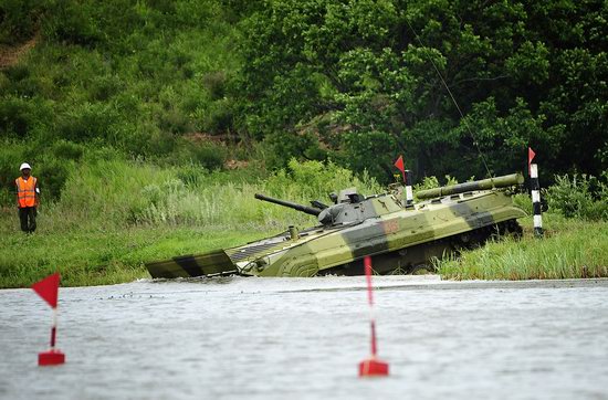 Military exercises, surmounting water obstacles, Russia photo 12