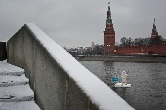 Polar bear floated past the Kremlin walls, Moscow, Russia photo 2