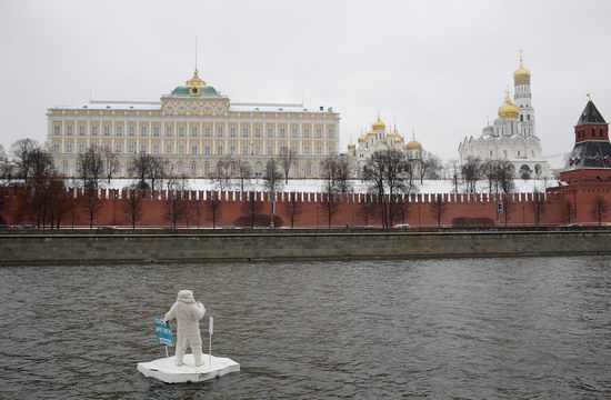 Polar bear floated past the Kremlin walls, Moscow, Russia photo 4