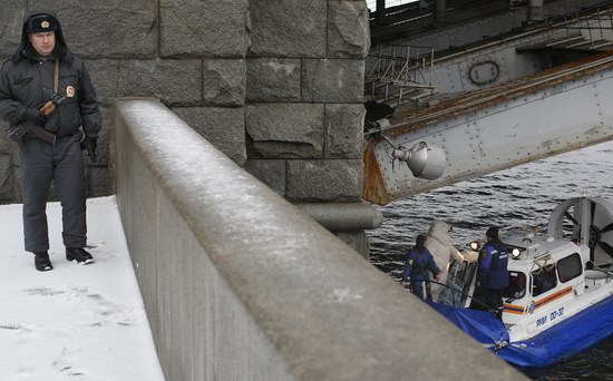 Polar bear floated past the Kremlin walls, Moscow, Russia photo 8