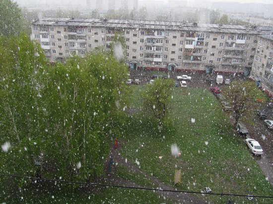 Summer snowfall in Kemerovo, Russia photo 4
