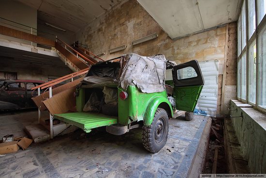 Abandoned Summer Camp with Retro Cars, Moscow region, Russia photo 19