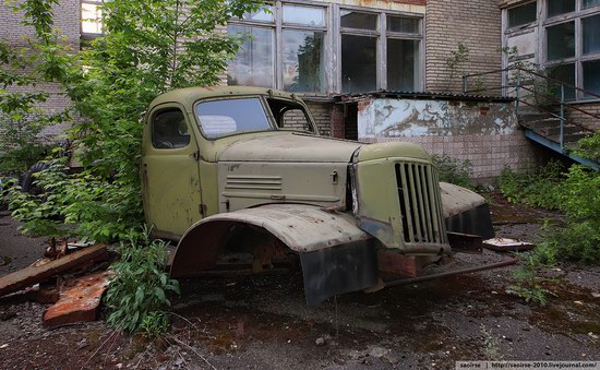 Abandoned Summer Camp with Retro Cars, Moscow region, Russia photo 3