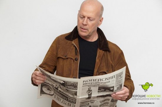 Bruce Willis with the Russian newspaper