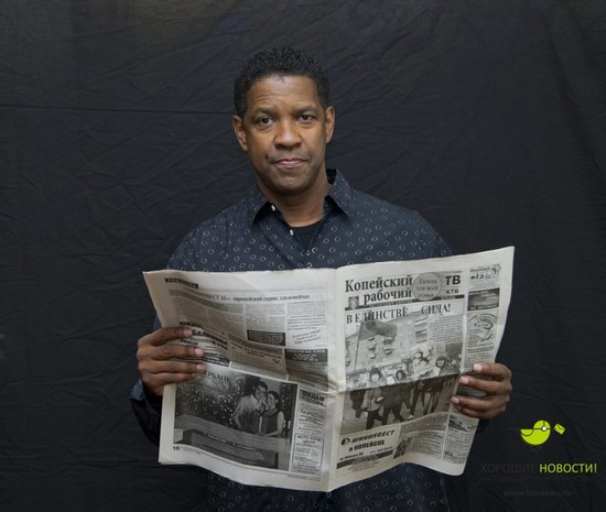 Denzel Washington with the Russian newspaper