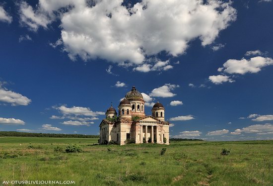 Abandoned church, Pyatino village, Russia, photo 1