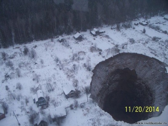 Giant sinkhole near Solikamsk in Perm region, Russia, photo 1