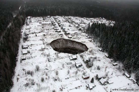 Giant sinkhole near Solikamsk in Perm region, Russia, photo 2