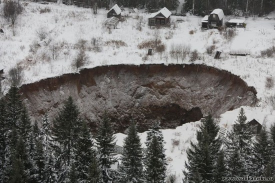 Giant sinkhole near Solikamsk in Perm region, Russia, photo 3