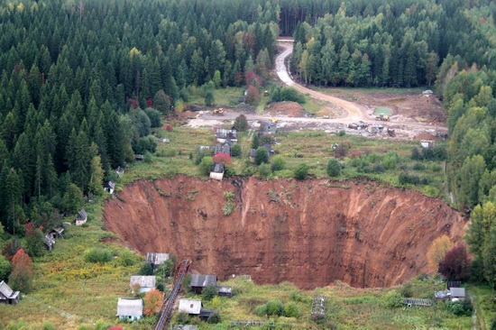 The giant sinkhole near Solikamsk town, Perm region, Russia, photo 3
