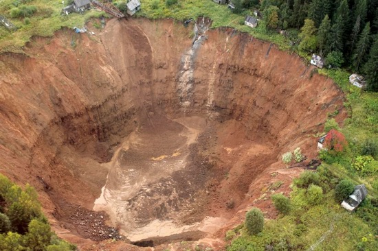 The giant sinkhole near Solikamsk town, Perm region, Russia, photo 4