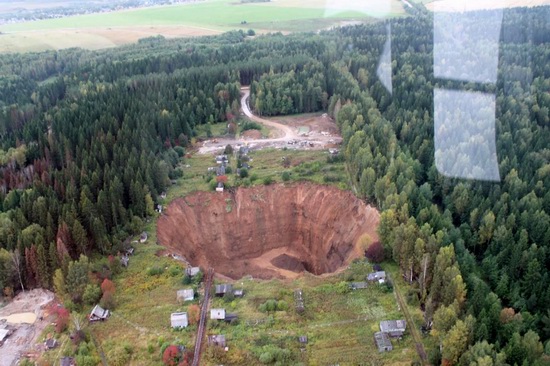 The giant sinkhole near Solikamsk town, Perm region, Russia, photo 5