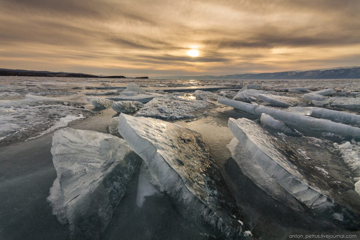 Трещина на байкале. Озеро Байкал лед. Байкал трещины на льду. Озеро Байкал подо льдом. Ранний ледяной Покров и припай.