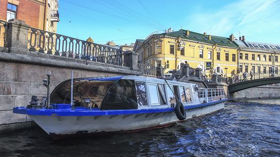 Boat trip along the canals of St. Petersburg, Russia, photo 2