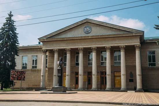 Walking through the streets of Maykop, Russia, photo 17