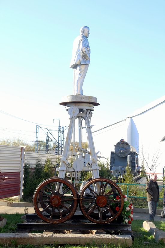 Lenin on Wheels - a Unique Roll Monument in Moscow, Russia, photo 5