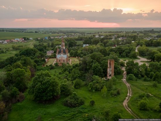 Pseudo-Gothic Orthodox Church in Veshalovka, Lipetsk Oblast, Russia, photo 4