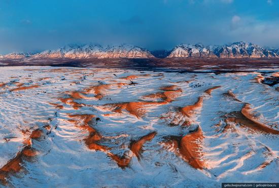 Snow-covered Chara Sands desert, Siberia, Russia, photo 1