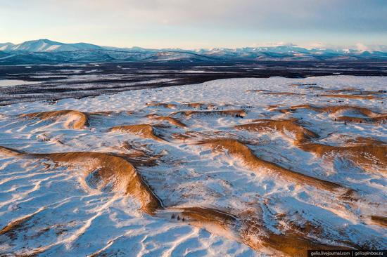 Snow-covered Chara Sands desert, Siberia, Russia, photo 11