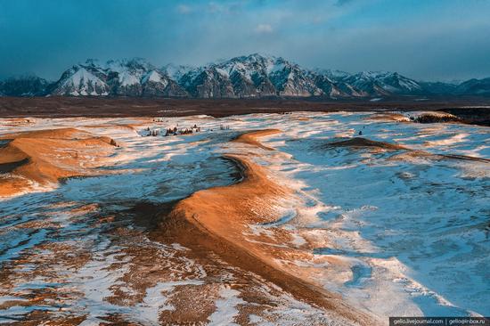 Snow-covered Chara Sands desert, Siberia, Russia, photo 12